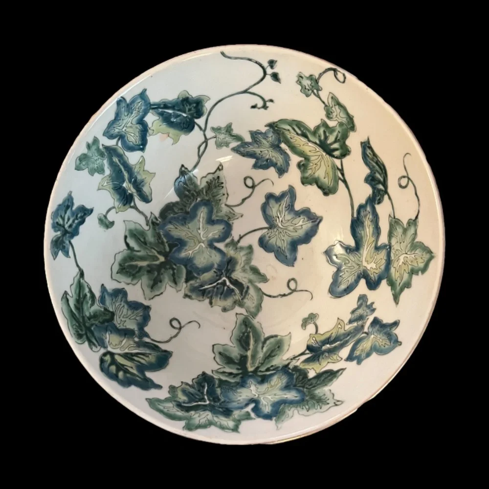 Asian Bowl with Bas-Relief Design of Ivy Leaves - Picture 4 of 12